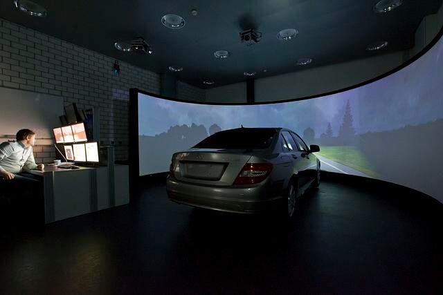 Im Fahrsimulator ließen sich die neuen S-Klasse-Technologien schon einmal testen