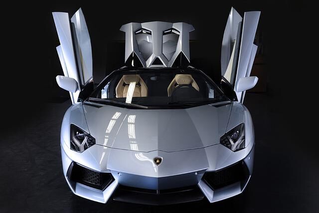 Klassisch bei Lamborghini sind die Flügeltüren