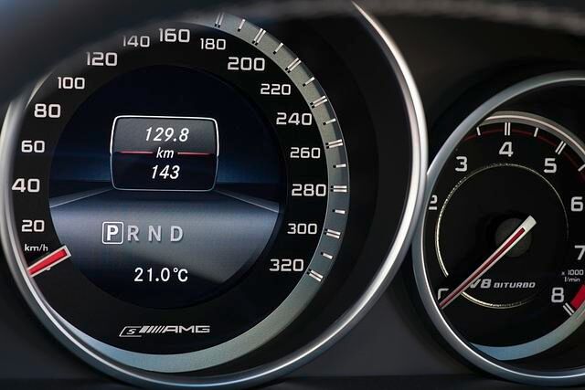 Der Tacho geht bei 320 km/h bei 250 km/h ist aber bereits Schluss