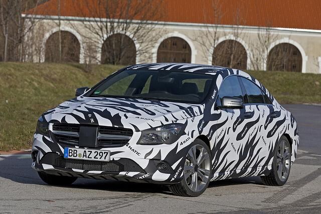 Trotz der geringeren Abmessungen eine Prestigestufe höher startet der Mercedes CLA, ein viertüriges Mittelklassecoupé auf A-Klas