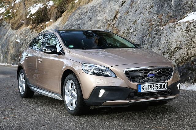 Sowohl Cross Country als auch R-Design unterscheiden sich von der normalen V40-Variante durch optische Veränderungen