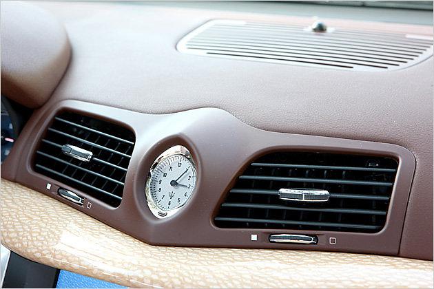 Typisch: Die ovale, an den Enden spitz zulaufende Maserati-Uhr in der Mittelkonsole