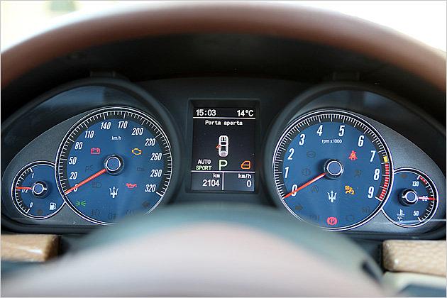 In beiden großen Rundinstrumenten prangt ein Maserati-Logo