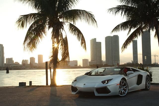 Natürlich kann man sich in einem Lamborghini nicht zurücklehnen, eine Hand vom Lenker nehmen und gelassen dahin gondeln