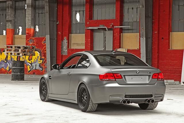 Seitenschweller von Hamann Motorsport und eine Edelstahl-Auspuffanlage von Akrapovic zählen auch dazu
