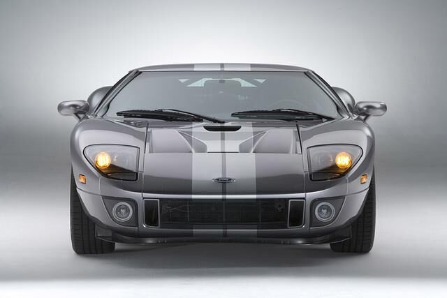 Wer genau hinschaut, erkennt im rechten Scheinwerfer des Ford GT eine 100. Die Nullen sind die Leuchten, die Eins findet sich li