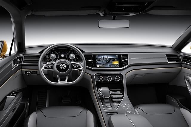 Das Cockpit wirkt VW-typisch aufgeräumt