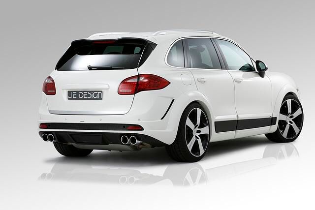 Das SUV lagert jetzt nicht nur tiefer, sondern wird auch breiter