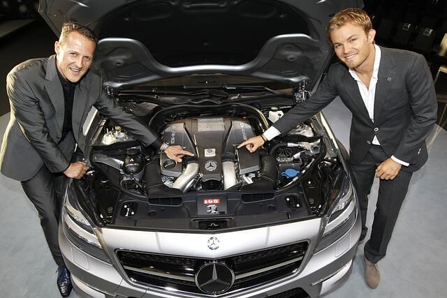 Michael Schumacher und Nico Rosberg an ihrem AMG-Motor. 