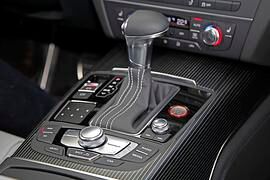 Audi-Interieur im Nadelstreifen Outfit - Vom Anzug ins Auto