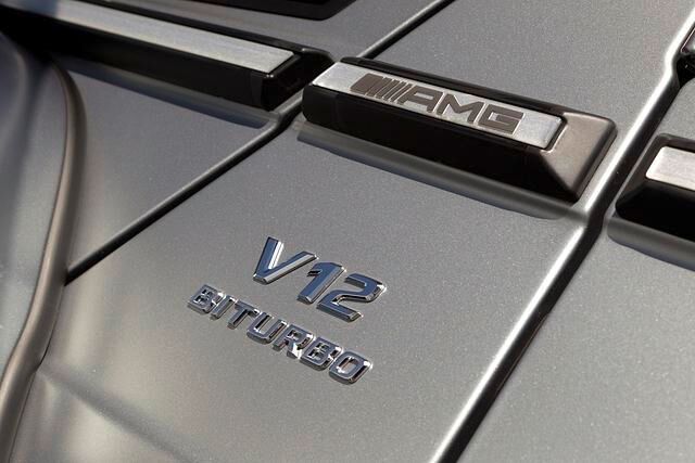Das V12-Emblem gehört zu den Erkennungszeichen