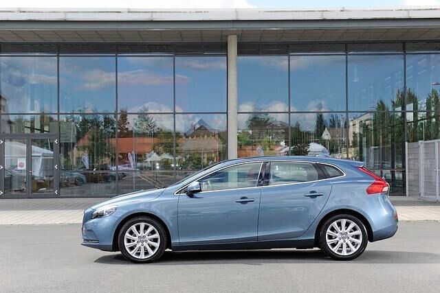 Zur Markteinführung des V40 im August stehen zwei Vierzylinder-Benziner und drei Diesel zur Wahl