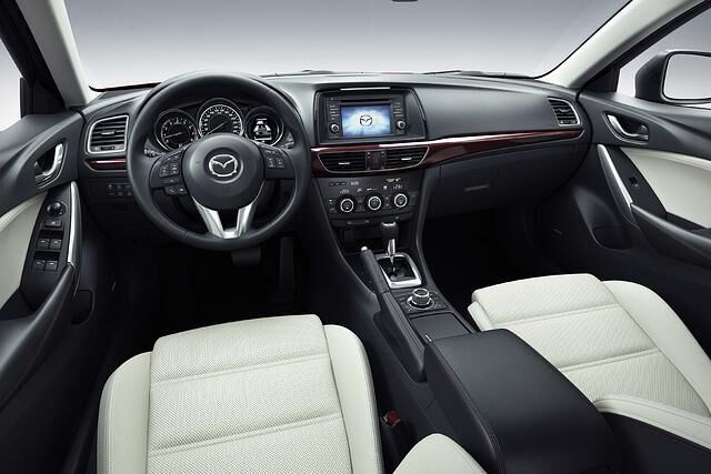 Statt Hybrid gibt es analog zum Kompakt-SUV CX-5 viele Spritspar-Maßnahmen unter dem Oberbegriff Skyactive