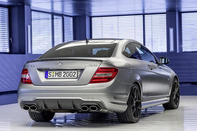Das damit ausgestattete C-Klasse Coupé und die Limousine sprinten aus dem Stand in 4,2 Sekunden auf Tempo 100