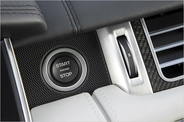 Der Motor-Startknopf ist ziemlich weit oben am Armaturenbrett angebracht - da muss sich so mancher strecken