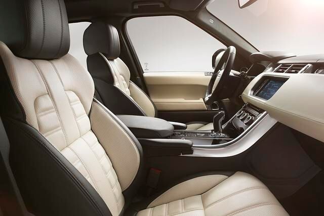 Im Range Rover Sport sitzt man deshalb in strammer geschnittenen Sesseln, die Konsolen sind größer, höher und dicker und weiter 