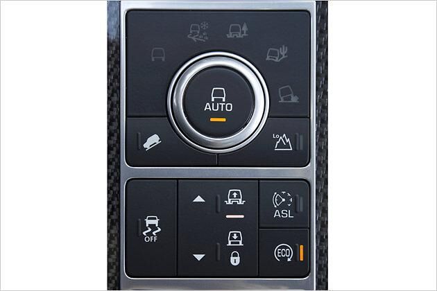 Neu ist das optionale Allradsystem "Terrain Response 2 Auto": Bei gedrücktem Auto-Knopf (oben) wählt der Range die Einstellungen alleine