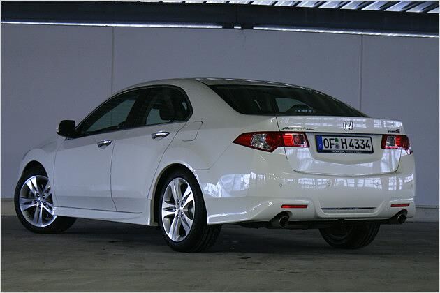 Ein Aerodynamik-Kit lässt die Mittelklasse-Limousine deutlich dynamischer auftreten
