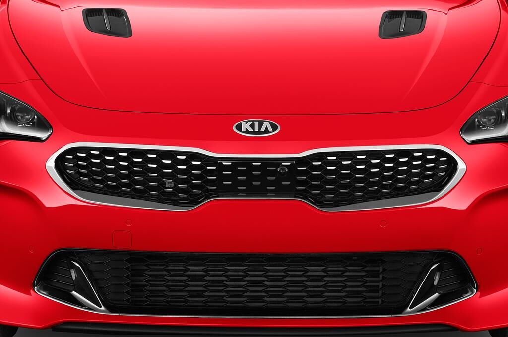 KIA Stinger (Baujahr 2018) GT-Line 5 Türen Kühlergrill und Scheinwerfer