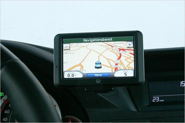 Unser Testwagen verfügt über ein mobiles Navigationssystem von Garmin
