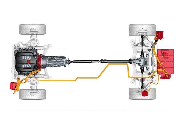 Als Systemleistung der beiden Antriebseinheiten stehen dem Fahrer 306 kW/416 PS zur Verfügung