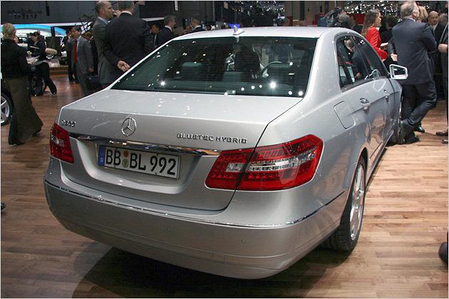 Beim E 300 BlueTec Hybrid wird ein Vierzylinder-Diesel mit einem Elektromotor kombiniert