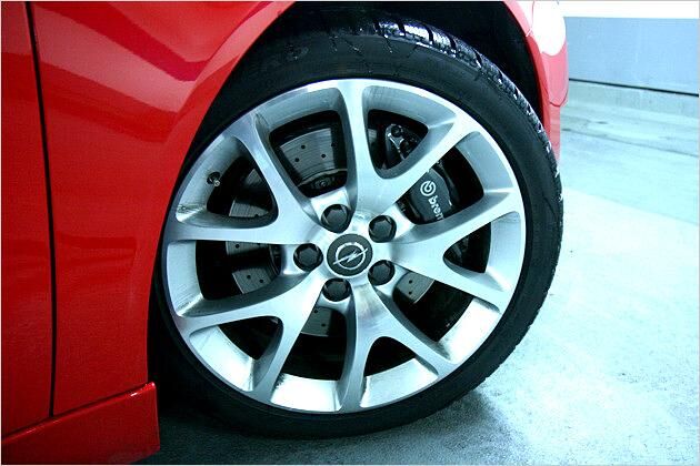 Brembo-Bremssättel und gelochte Bremsscheiben sind Serie