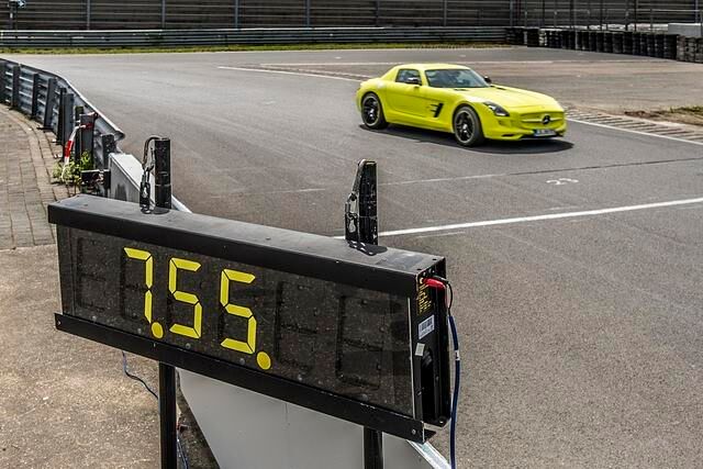 Mit einer Rekordzeit von 7:56,234 Minuten absolvierte der Supersportler die Rennstrecke