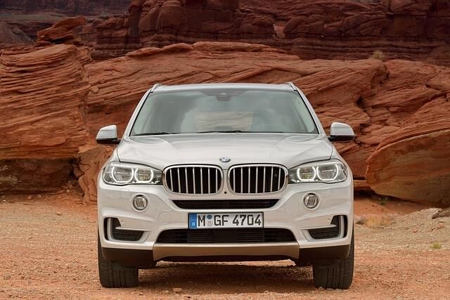Optisch hat BMW den neuen X5 nur behutsam weiterentwickelt. Die Niere wirkt breiter, die serienmäßigen Xenonscheinwerfer reichen
