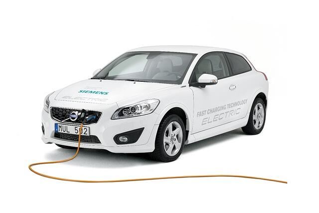 Wer keine Schnellladesäule in der Garage hat, muss lange warten, bis der Akkus eines E-Autos gefüllt ist