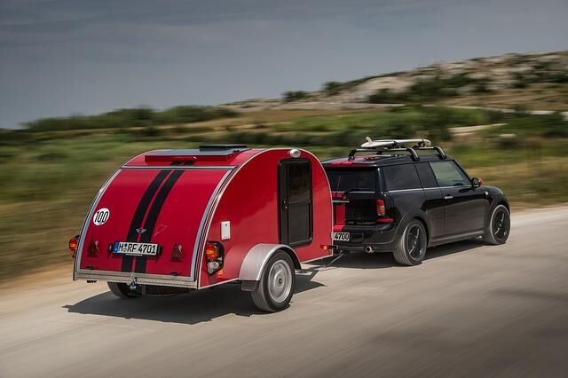 Mit Rallyestreifen lackiert und Mini-Felgen ausgestattet, passt der Anhänger dann auch zum schicken Zugfahrzeug am vorderen Ende. 