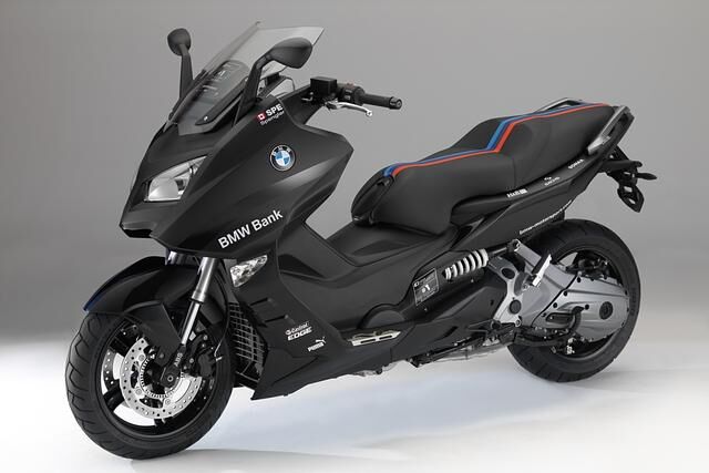 Der C 600 Motorsport Edition Spengler ist mattschwarz und trägt Sponsorenbeklebung, Dekorstreifen in den BMW-Motorsportfarben und die Originalunterschrift von Spengler