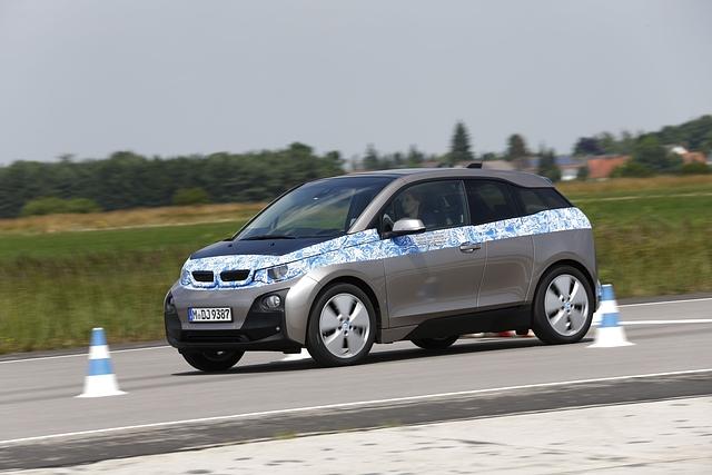Noch ist der i3 mit Tarnfolie beklebt, aber den größten Unterschied zu anderen Autos - die Karbon-Karosserie - kann man von außen eh nicht erkennen