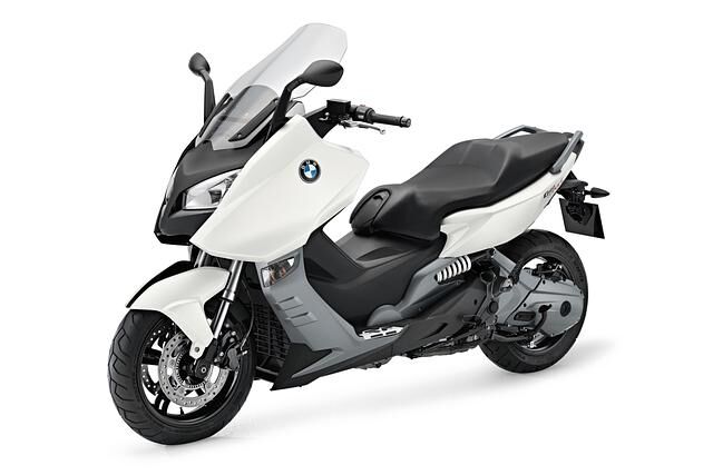 Beim Maxi-Scooter C 600 Sport bessert BMW ab Modelljahr 2014 an der Öffnungsmechanik für den Tankdeckel nach