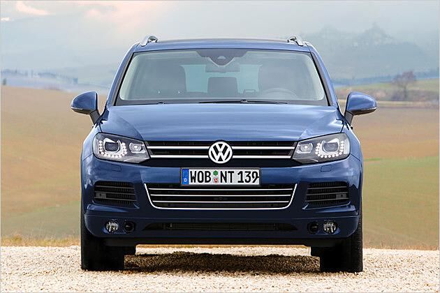 Nächtliche Strategie: In Zukunft werden alle VW-Modelle auch im Dunkeln als VW zu erkennen sein: An ihrer Leucht-Grafik