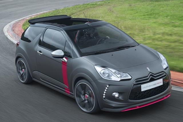 Die Kreuzung aus dem Topathlet unter den französischen Kleinwagen und dem DS3 Cabrio fährt in dunklem Mattlack mit Akzenten in knalligem Carminrot vor