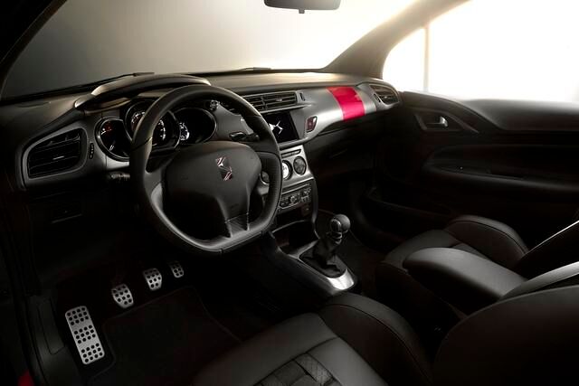 Auch im Innenraum trägt das Concept Car Carminrot