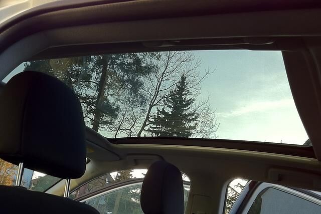 Bei dem SUV ist möglicherweise das Panorama-Glasdach nicht richtig verklebt