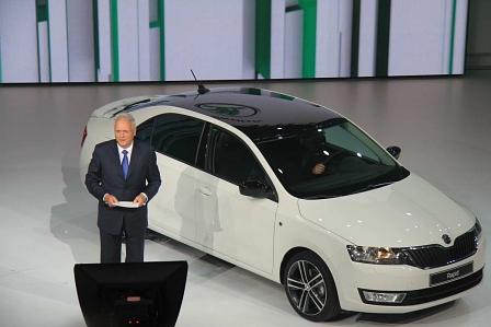 Skoda-Chef Winfried Vahland und der neue Rapid.