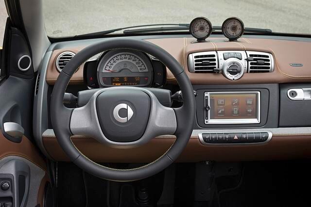 Neben dem Fahrzeug haben die Designer auch Möbel und Accessoires entworfen