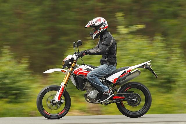 Die XRX 125 LC gibt es auch als Supermoto mit sportlicher Straßenbereifung für 3.395 Euro