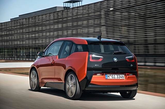 Außen ist der i3 standardmäßig zweifarbig in Schwarz und Silberblau oder wahlweise Weißblau lackiert. Sonderfarben kosten Aufpreis, wie das Solarorange zum Beispiel, das für 660 Euro in der...