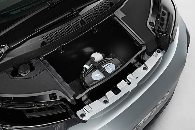 Das Ladekabel hat einen extra Platz unter der Motorhaube