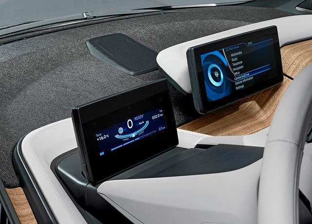 Zwei Bildschirme bieten dem i3-Piloten alle Informationen