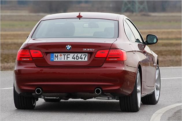 Von hinten wirkt das Auto schmal und elegant