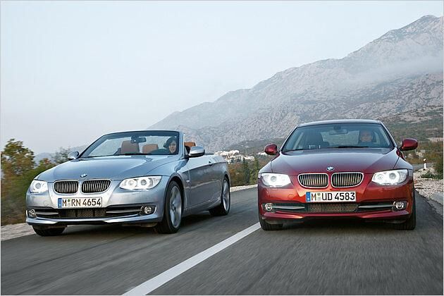 Das 335i Cabrio (links) kostet 52.350 Euro, das entsprechende Coupé 46.150 Euro