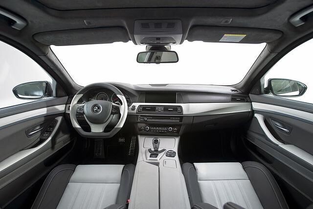 Der Innenraum wird durch viel Leder, Alcantara, Klavierlack und Aluminium veredelt