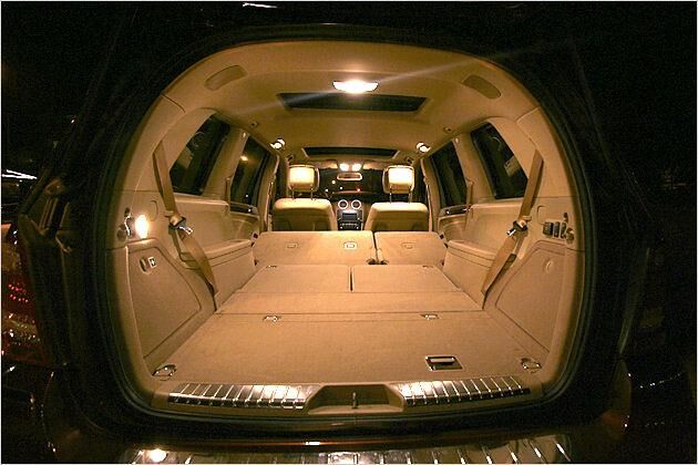 Ein aufgesägtes Airstream-Mobil oder was? Jetzt passen 2.300 Liter Gepäck in den Wagen. Eine Ladeschwelle gibt es nicht, die hohe Ladekante ist durch eine Edelstahl-Platte vor Kratzern geschützt