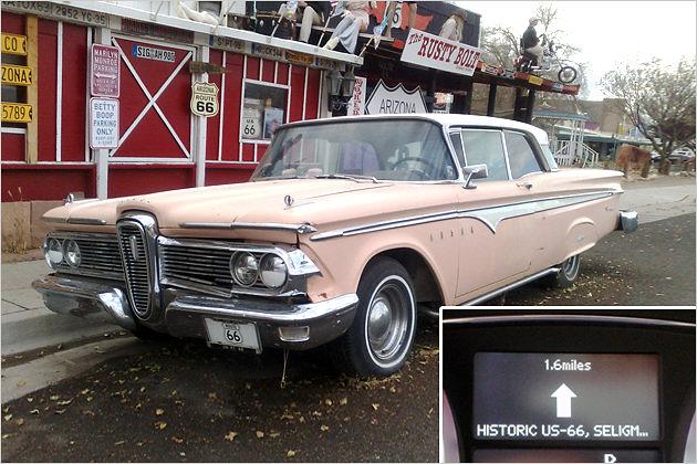 Ein ziemlich zerfallenes 59er Edsel Corsair Hardtop Coupé an der Route 66 in Seligman. So häßlich wie von manchem behauptet, ist der Wagen der glücklosen Ford-Luxustochter doch gar nicht - 1960 kam nach nur 3,5 Jahren das Aus für die Marke. Im Hintergrund hat ein Fahrer aus Sigmaringen sein deutsches Nummernschild an die Wand genagelt