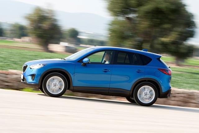 Den neuen CX-5 gibt es sowohl mit Front- als auch mit Allradantrieb und mit besonders sparsamen Motoren.